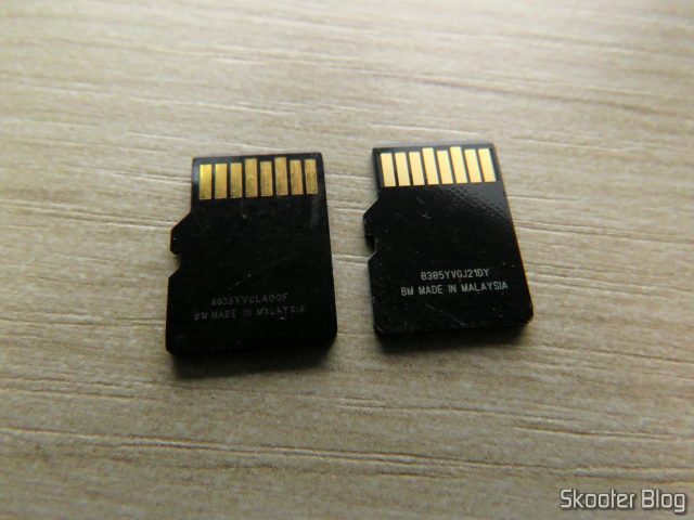 Cartões Sandisk microSDHC: falsificado à esquerda e original à direita.