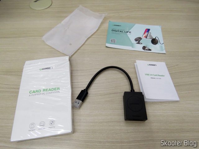 Leitor de Cartões SD e microSD Ugreen USB 3.0, embalagem e manual.