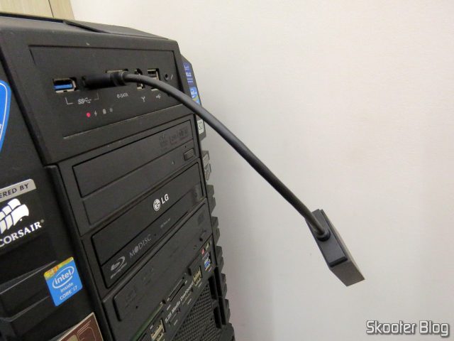 Leitor de Cartões SD e microSD Ugreen USB 3.0, em funcionamento.