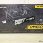 4º RMA Corsair e Fonte de alimentação Corsair RMi Series™ RM850i Fonte de alimentação Corsair RMi Series™ RM850i, em sua embalagem.