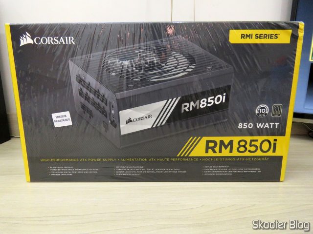 Fonte de alimentação Corsair RMi Series™ RM850i, em sua embalagem.