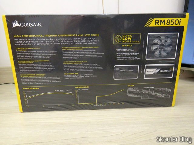 Fonte de alimentação Corsair RMi Series™ RM850i, em sua embalagem.