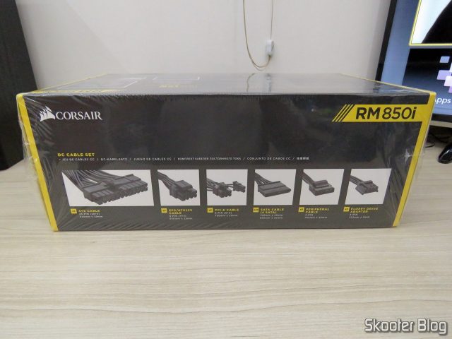 Fonte de alimentação Corsair RMi Series™ RM850i, em sua embalagem.