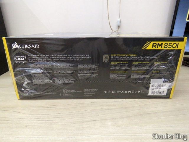 Fonte de alimentação Corsair RMi Series™ RM850i, em sua embalagem.
