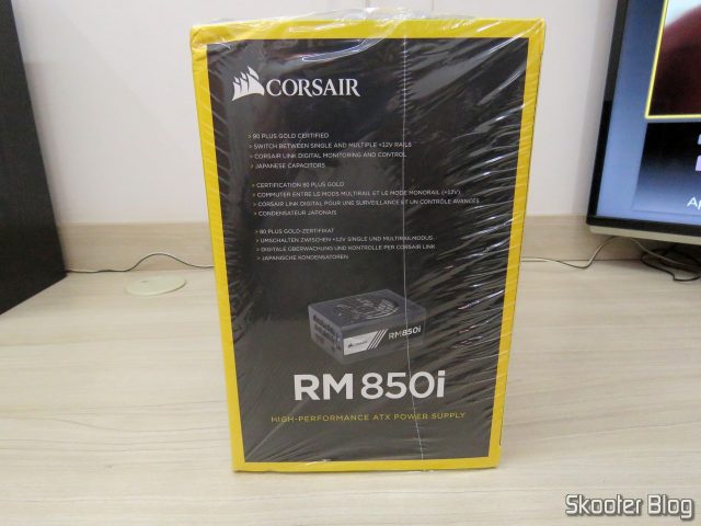 Fonte de alimentação Corsair RMi Series™ RM850i, em sua embalagem.