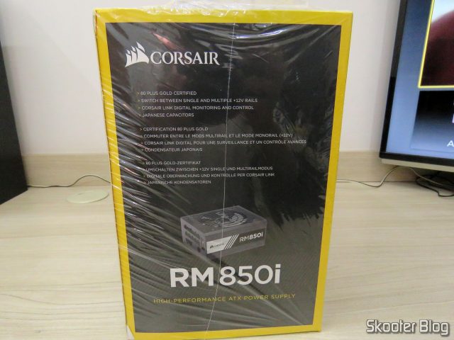 Fonte de alimentação Corsair RMi Series™ RM850i, em sua embalagem.