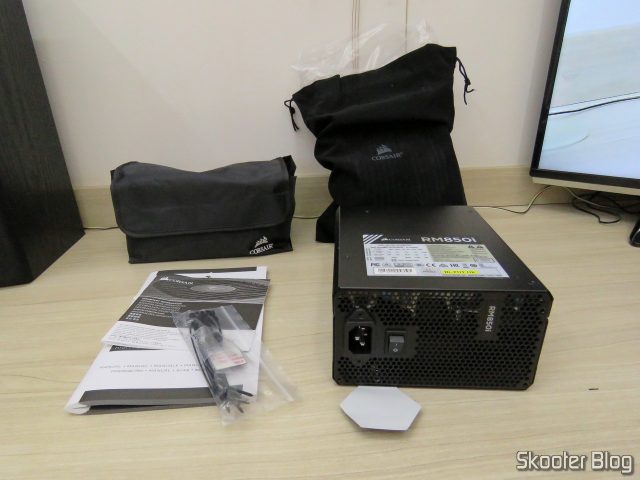 Fonte de alimentação Corsair RMi Series™ RM850i, e acessórios.