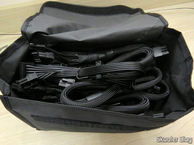 Bolsa com os Cabos da Fonte de alimentação Corsair RMi Series™ RM850i.