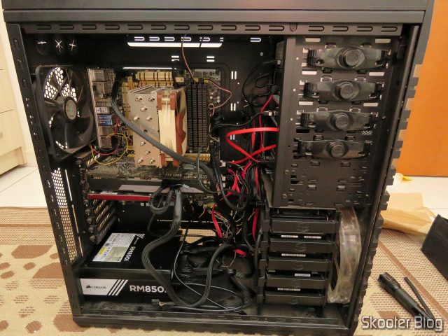 Fonte de alimentação Corsair RMi Series™ RM850i, já instalada.
