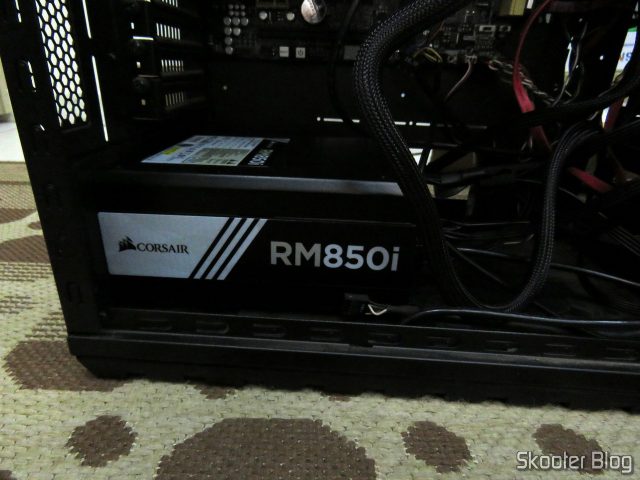 Fonte de alimentação Corsair RMi Series™ RM850i, já instalada.