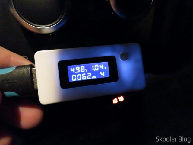 Teste de corrente do Vention Car Bluetooth Player Multifunção, em funcionamento.Vention Car Bluetooth Player Multifunção.