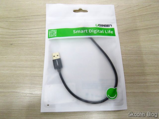 Cabo USB Tipo C para Carga e Dados Ugreen 25cm, em sua embalagem.