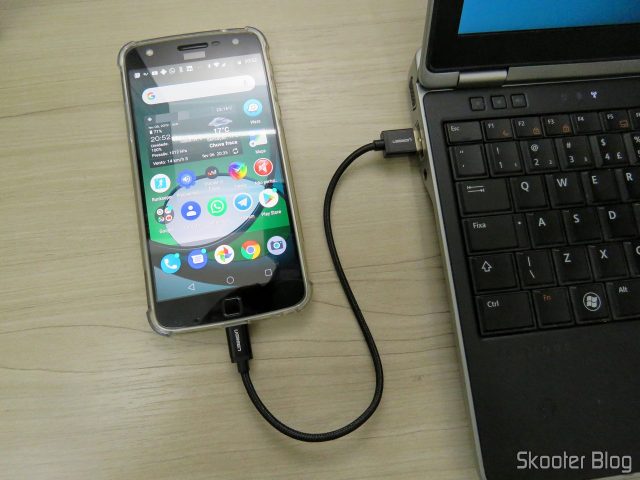 Cabo USB Tipo C para Carga e Dados Ugreen 25cm, ligando o celular ao laptop.