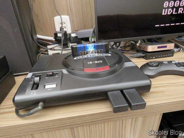 Os dois receptores dos Joyzz, conectados no meu Sega Genesis.