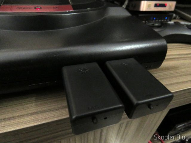 Os dois receptores dos Joyzz, conectados no meu Sega Genesis.
