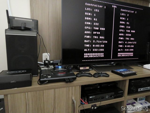 Os dois receptores dos Joyzz, conectados no meu Sega Genesis.