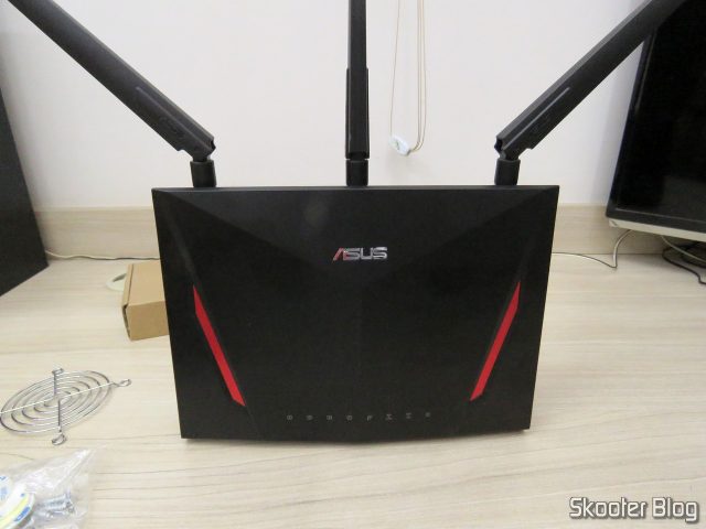 O roteador ASUS RT-AC86U, antes da instalação dos ventiladores.