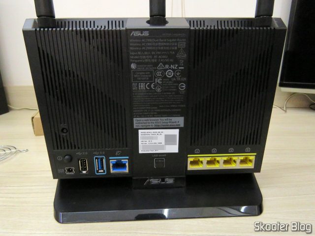 O roteador ASUS RT-AC86U, antes da instalação dos ventiladores.