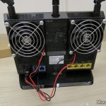 ASUS RT-AC86U com os ventiladores instalados.