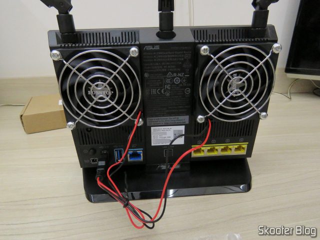 ASUS RT-AC86U com os ventiladores instalados.