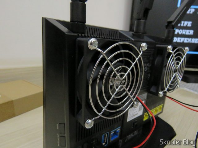 ASUS RT-AC86U com os ventiladores instalados.