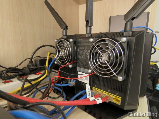 Roteador ASUS RT-AC86U em funcionamento, após a instalação dos ventiladores.