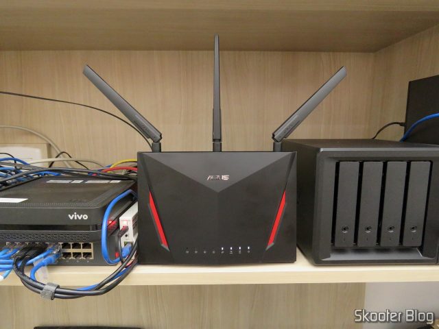 Roteador ASUS RT-AC86U em funcionamento, após a instalação dos ventiladores.