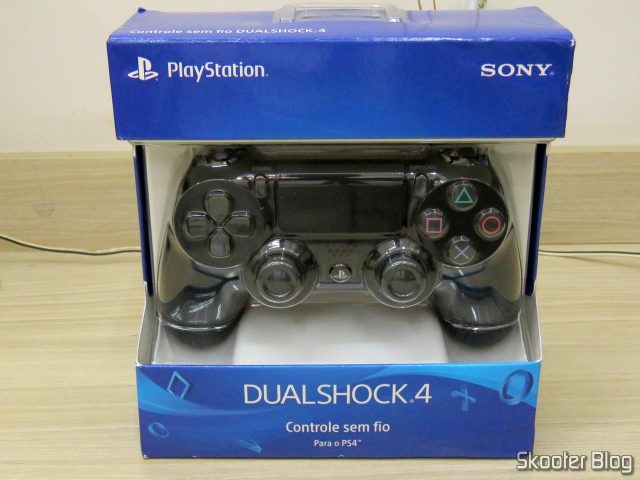 Controle para PS4 Sem Fio Dualshock 4 Sony, em sua embalagem.