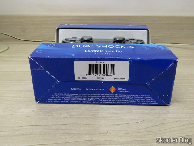 Controle para PS4 Sem Fio Dualshock 4 Sony, em sua embalagem.