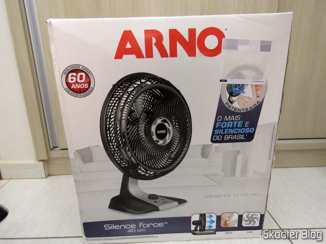 Ventilador Arno VF40 Silence Force 40cm, em sua embalagem.