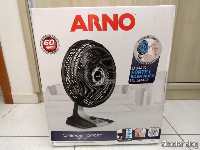 Ventilador Arno VF40 Silence Force 40cm, em sua embalagem.
