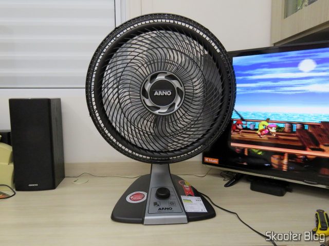 Ventilador Arno VF40 Silence Force 40cm, em funcionamento.