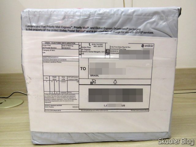 Pacote com o Sistema de Telefones Sem Fio Panasonic KX-TGF574S.