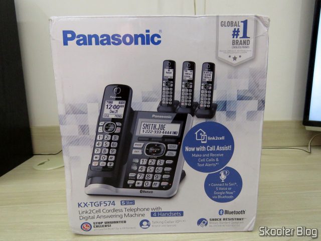 Sistema de Telefones Sem Fio Panasonic KX-TGF574S, em sua embalagem.