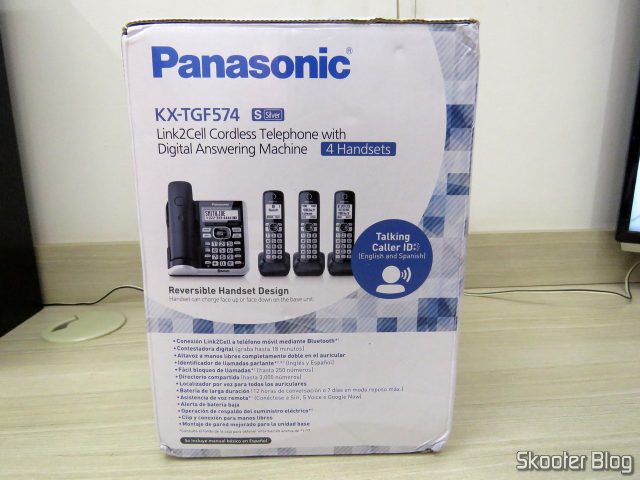 Sistema de Telefones Sem Fio Panasonic KX-TGF574S, em sua embalagem.