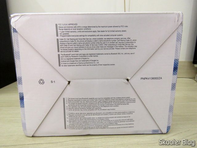 Sistema de Telefones Sem Fio Panasonic KX-TGF574S, em sua embalagem.
