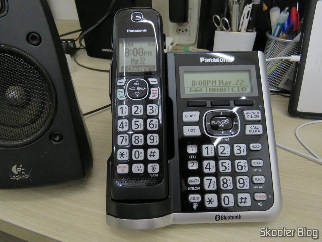 Base principal do Sistema de Telefones Sem Fio Panasonic KX-TGF574S, em funcionamento.