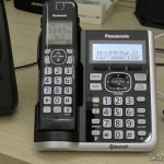 Ajuste automático de data e hora nos Telefones Sem Fio Panasonic KX-TGF574S - Problemas e Soluções Base principal do Sistema de Telefones Sem Fio Panasonic KX-TGF574S, em funcionamento.