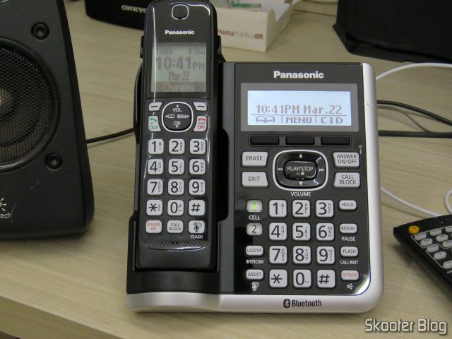 Base principal do Sistema de Telefones Sem Fio Panasonic KX-TGF574S, em funcionamento.