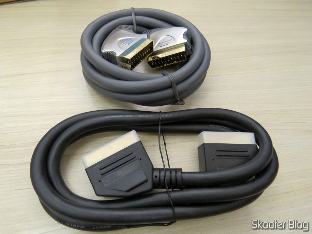 Cabo EuroSCART totalmente blindado macho-macho 2.0m, ao lado do Cabo SCART 21 pinos dupla blindagem banhado a ouro 1.5m, que foi adquirido no eBay.