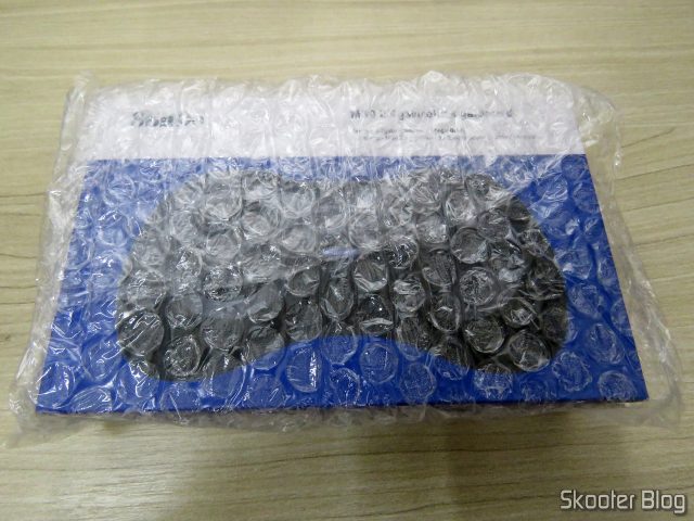 Caixa de prateleira do 8BitDo M30, embrulhada em plástico bolha.