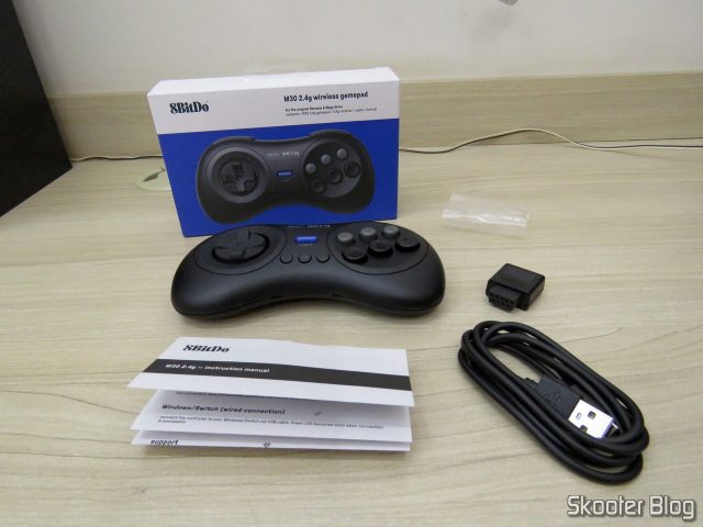 8BitDo M30 e seus acessórios.
