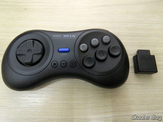 8BitDo M30 e seu receptor.