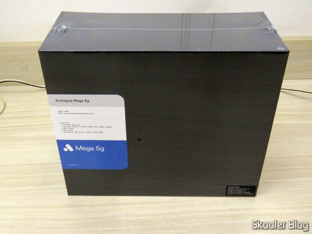 Analogue Mega Sg, em sua embalagem.