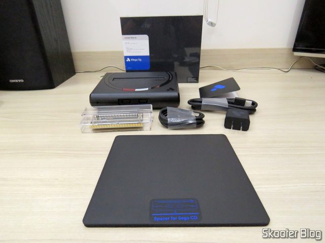 Analogue Mega Sg, e seus acessórios.
