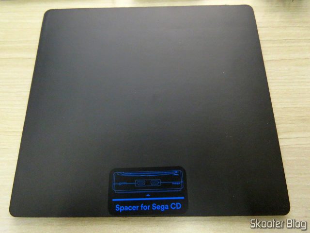 Espaçador de Sega CD que acompanha o Analogue Mega Sg.