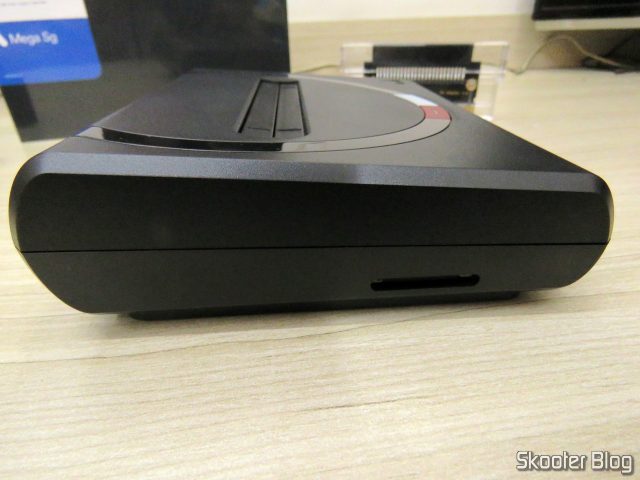 Lateral esquerda do Analogue Mega Sg.