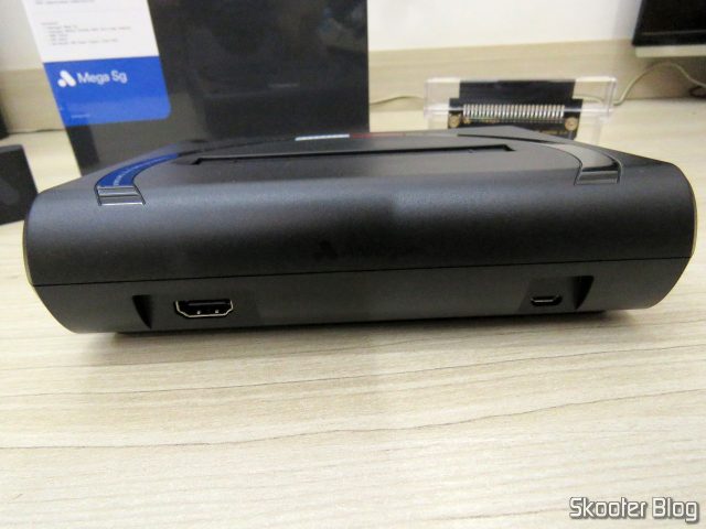 Parte traseira do Analogue Mega Sg.