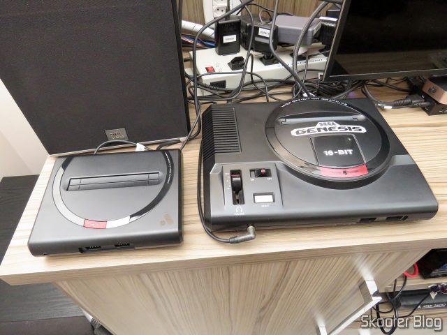 Analogue Mega Sg, ao lado do Sega Genesis original.