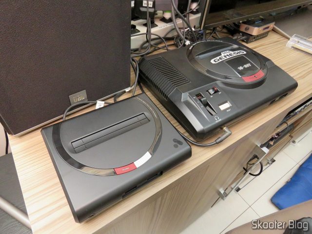 Analogue Mega Sg, ao lado do Sega Genesis original.